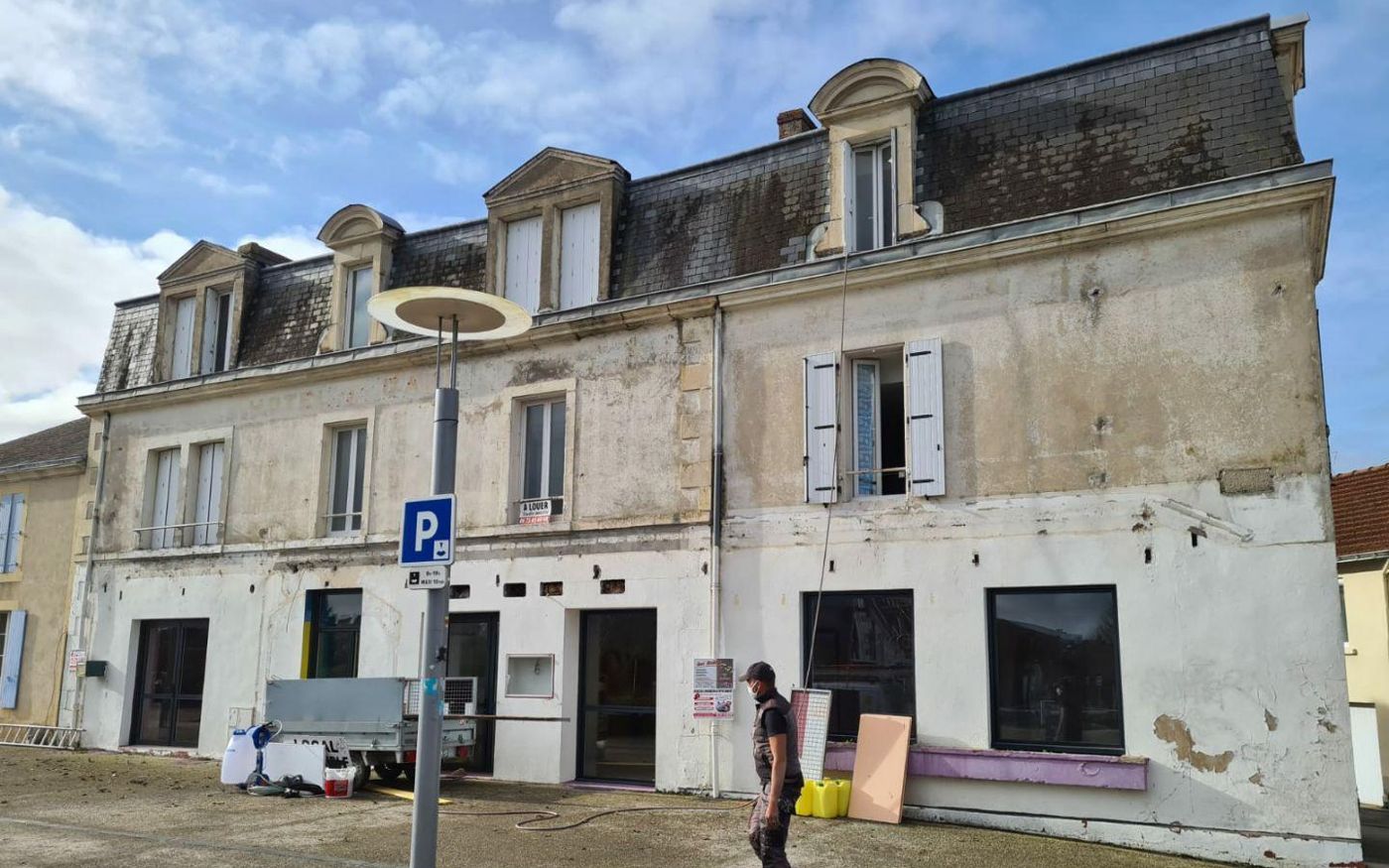Façade avant ravalement à Angles